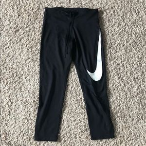 Gently used Nike dri-fit cropped leggings sz s